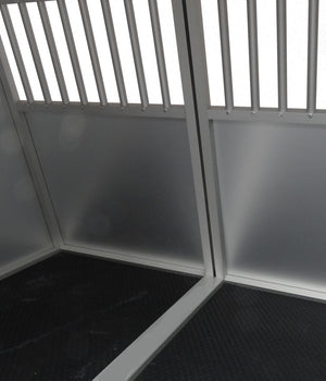 Maatwerk Aluminium Autobench Schuin 2-Vaks met matten en spijlen in de achterwand