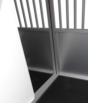 Maatwerk Aluminium Autobench Schuin 2-Vaks met matten en spijlen in de achterwand