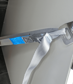 Hulpset om Hundos autobench vast te zetten in auto