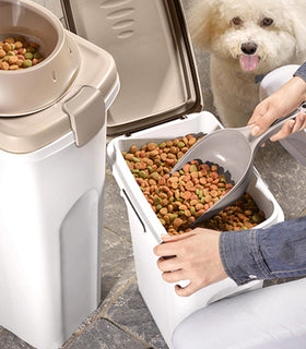 Voerton 15 liter voor circa 6 kg. aan hondenvoer