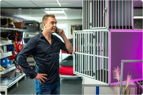 Man aan telefoon in winkel
