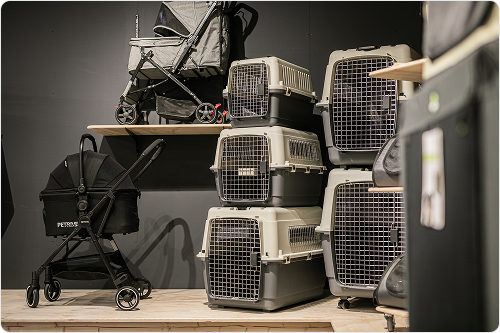 Transportboxen opgestapeld in winkel